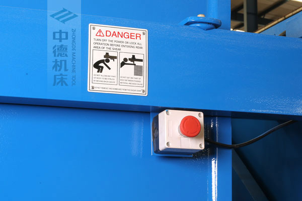 ZDSK-1232剪板機后部緊急停止按鈕，最大程度保障工人安全.jpg