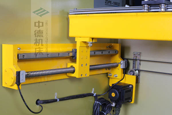 ZDPK-10032X軸配有滾珠絲桿及直線導(dǎo)軌，大功率伺服電機(jī)，鋼絲同步帶，能顯著提升X軸定位精度及速度