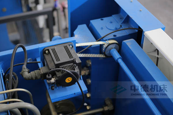 ZDPK-10032配有Y軸伺服定位功能，能精確有效提高Y軸精度，并使工作效率明顯提高