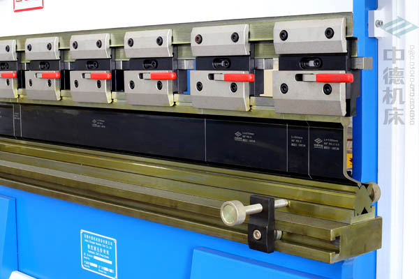 ZDPK-4015-標準分段模具并配合模具快夾，換?？焖?jpg